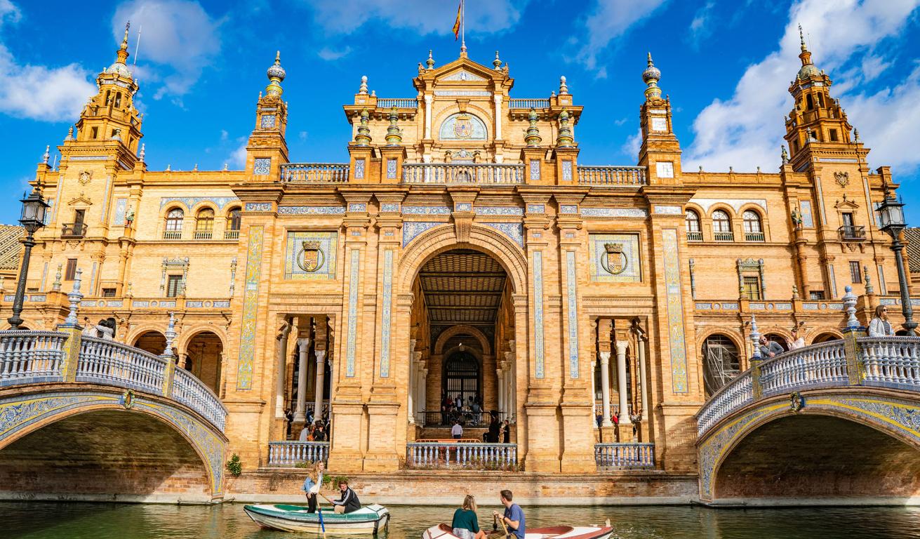 Building at plaza espagna with 2 row boats